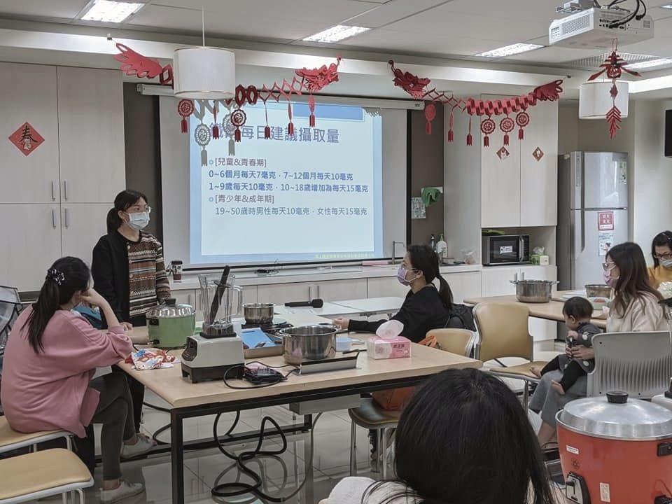 副食品課程進行中，講師在投影幕前講解