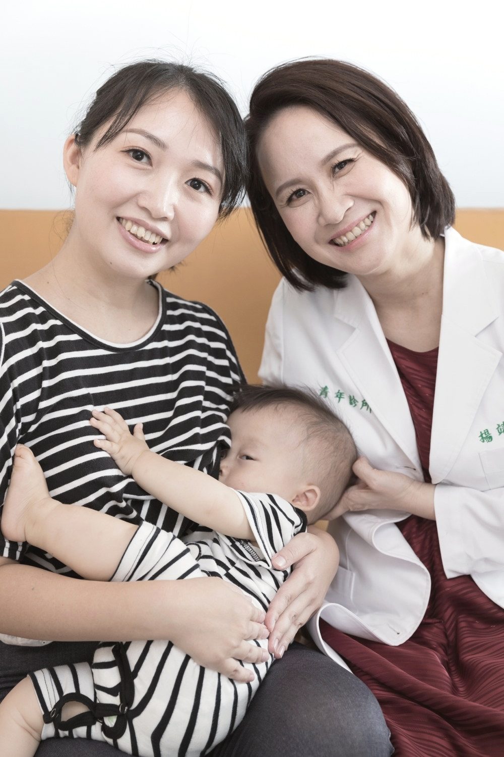 楊靖瑩醫師與哺乳中的母親、寶寶合影