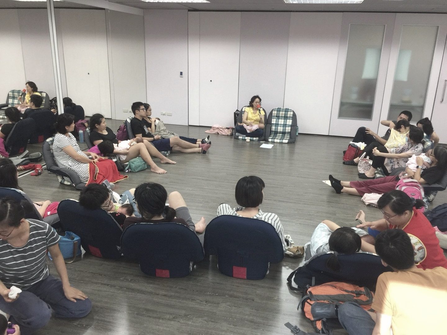 母乳支持團體圍坐一圈進行分享